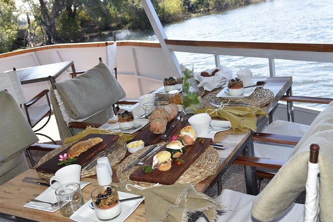 3 Days in Victoria Falls & Chobe National Park Combo - A 12-minute helicopter flight gives the cleanest view