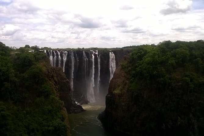 Bungee Jumping at The Victoria Falls Bridge - The professional instructor and safety question