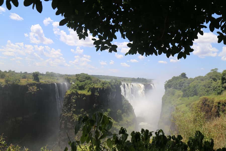 Zimbabwe & Zambia: Guided Tour of the Falls from Both Sides - The local market and souvenir stop